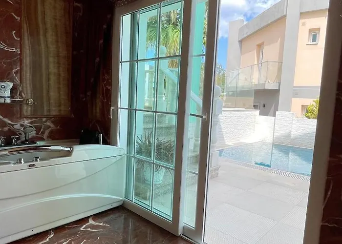 Kingdom With Sauna And Hamam Willa Nikozja